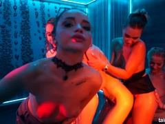 Blondína, V oblečení, Bozkávanie, Lesbické, Orgie, Párty, Hanblivá, Swingers