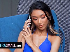 Asiatique, Bikini, Sucer une bite, Branlette thaïlandaise, Léchez, Masturbation, Monstre, Petite femme