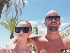 Blondine, Pik sutte, Hundestilling, Give finger, Udendørs, Offentlig, Barberet, Teenager