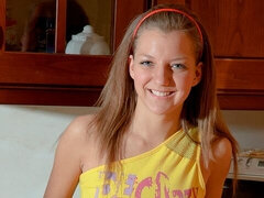 큰 엉덩이, 핑거링, 부엌, 수음, 빼빼한, 혼자, 스트리핑, 청소년