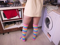 Enthousiasteling, Kont, Erotisch, Flashing, Huisvrouw, Keuken, Sokken, Alleen