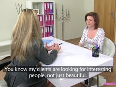 Blondine, Braunhaarige, Frau, Weibliche domination, Lecken, Büro, Muschi, Schlampe