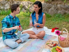 오랄섹스, 흑갈색 머리, 도기스타일, 핑거링, 키스, 자연의 가슴, 청소년, 젖가슴