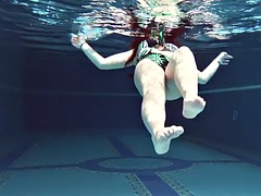 Tussi, Grosse titten, Bikini, Braunhaarige, Im freien, Öffentlich, Dusche, Unter wasser