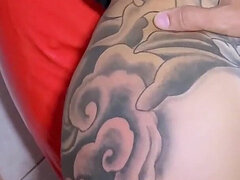 18 jaar, Enthousiasteling, Mooi, Grote kont, Grote lul, Sperma shot, Tatoeage, Tiener