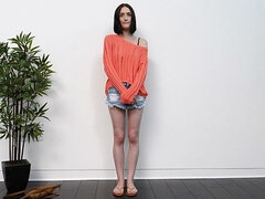 Brunette, Hundestilling, Onani, Udendørs, Mager, Stripning, Tatovering, Teenager