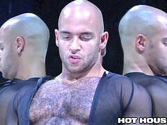 Muscular hothouse Stud Sean Zevran enjoys intense anal action