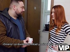 Hunter se folla a una hermosa pelirroja en el bao pblico