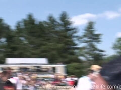 Kolidž, Razkazovanje jošk v javnosti, Girlfriend, Gola, Zunaj, V javnosti, Študentje, Najstnice