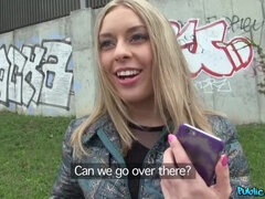 Rumpa, Avsugning, Bil, Doggystyle, Handjobb, Pov, Offentlig, Fitta