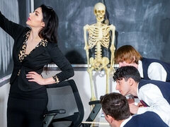 18 χρονον, Μεγάλος κώλος, Μεγάλος πούτσος, Μεγάλα βυζιά, Μελαχροινή, Σε στάση σκύλου στα τέσσερα, Όργιο, Έφηβος