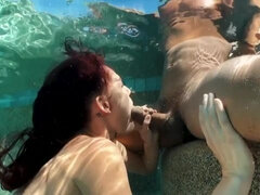 Transar de quatro, Peludoa, Melharucos naturais, Piscina, Ruivoa, Tetas, Subaquático, Molhadoa