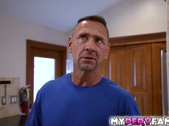 Zadek, Podvádění, Dávení penisem, Péro, Honění, Hardcore, Vyholené, Tetování