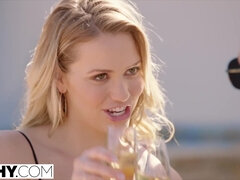 Culo grande, Rubia, Mamada, Corridas faciales, Abierta, Al aire libre, Público, Montar