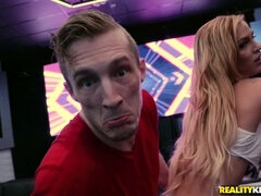 Blondinka, Klub, Doggystyle, Gagging, Zabava, Muco, Tetovaže, Joške