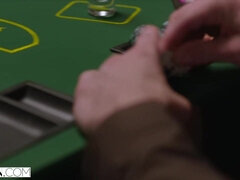 Sucer une bite, Brunette brune, Éjaculation interne, Queue, 2 femmes 1 homme, Chatte, Chevaucher, Pute