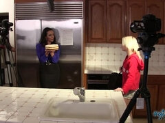 V zákulisia, Lesbické, Mamina