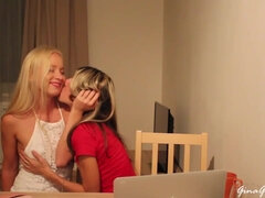 Blonde, Fait maison, Embrassement, Cuisine, Lesbienne, Mère que j'aimerais baiser, Adolescente, Nénés