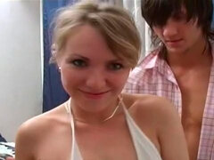 Blondine, Blasen, Hundestellung, Doppelpenetration, Handjob, Rasiert, Jungendliche (18+), Flotter dreier