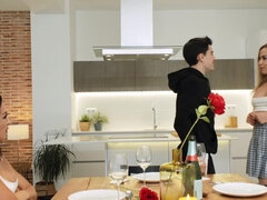 Blondine, Blasen, Braunhaarige, Hundestellung, Aufs gesicht abspritzen, Hd, Flotter dreier