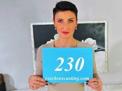 Μεγάλος πούτσος, Μεγάλα βυζιά, Πίπα, Σε στάση σκύλου στα τέσσερα, Ώριμη γυναίκα, Κοντά μαλλιά, Ψηλός, Τατουάζ