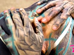 Anal, Cul à la bouche, Grosse bite, Tir de sperme, Faciale, Petite femme, Rugueux, Tatouage
