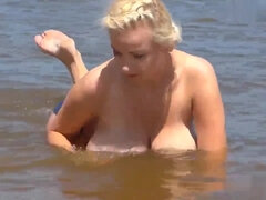 Bambino, Spiaggia, Tette grandi, Bionda, Tettona, Tette naturali, Solo, Tette