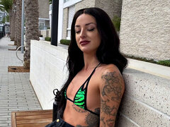 Stor rumpe, Bikini, Kukk suging, Brunette, Runke, Tattovering