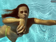 Zadek, Bikini, Brunetka, Hd, Drobounká, Piercing, Teenka, Pod vodou