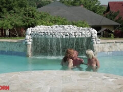 Blond, Groep, Lesbisch, Buiten, Roodharige vrouw, Tatoeage