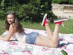 Blondynka, Masturbacja, Naturalne cycki, Na wolnym powietrzu, Ogolona, Buciki, Solo, Cycki