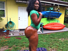 Diamond Monroe seriously has a bubble brown ass