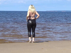 Plage, Gros cul, Blonde, Talons, Cuir, Mature, De plein air