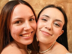 Vessa, Sormetus, Suudella, Lesbo, Selkäsauna, Alusvaatteet, Pillu, Tissit