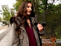 Cul, Sucer une bite, Brunette brune, En levrette, Branlette thaïlandaise, Dénudage, Adolescente, Nénés