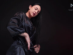 Tekintélyes didik, Fürdő ruha, Domina szerep, Latin lány, Érett feleség, Egyedül, Tetkó