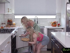 Blond, Sperma in gezicht, Vrouw, Orgasme, Kut duiken, Strippen, String, Trio