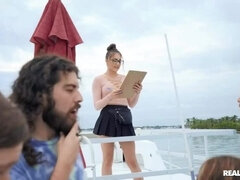 Americano, Bikini, Brunetta, Sborrata, Da dietro, All'aperto, Festa, Cavalcando