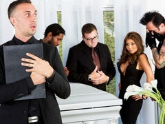 Asiat, Stor pik, Store bryster, Pik sutte, Brunette, Hundestilling, Mor jeg gerne vil kneppe, Kontor