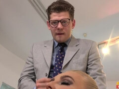 Sucer une bite, Tir de sperme, En levrette, Faciale, Branlette thaïlandaise, Bureau, Pov