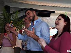 항문, 큰 음경, 금발의, 오랄섹스, 크림파이, 핸드잡, 파티, 잡년