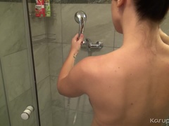 흑갈색 머리, 면도된, 샤워, 혼자