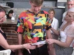 Gros seins, Femme couguar, Groupe, Mature, Chatte, Suçant, Tabou, Vierge