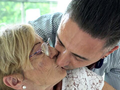 Transar de quatro, Vovozinha, Beijar