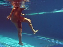 Chica, Tetas grandes, Rubia, Madres para coger, Piscina, Público, Adolescente, Bajo el agua