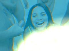 Tussi, Grosser schwanz, Blasen, Viele männer bespritzen eine frau, Spermaladung, Handjob, Latina, Titten