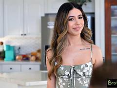 Barnepike, Kukk suging, Brunette, Bløtkake, Sperm skott, Runke, Onani, Trekant