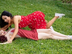 Zadok, Zející, Výprask, Masturbácia, Prirodzené prsia, Vonku, Teenka, Kozičky