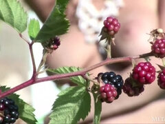 Черные, Еда, Соски, На природе, Бассейн, Соло, Стриптиз