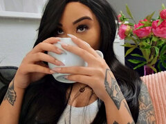 18, Velika rit, Fafanje, Dildo, Lezbijke, Muco, Tetovaže, Najstnice